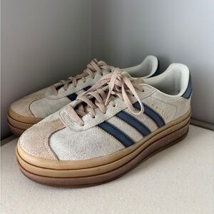 Adidas gazelle women’s 8 navy and cream